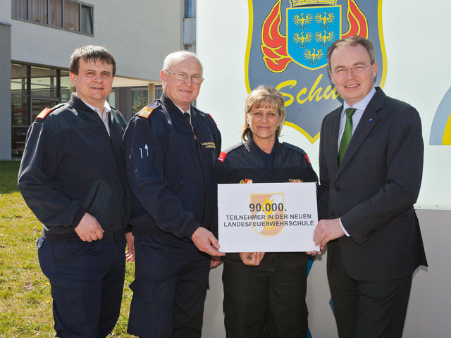 Franz Schuster, Josef Buchta und Stephan Pernkopf gratulieren der 90.000 Lehrgangsteilnehmerin und überreichen eine Urkunde.