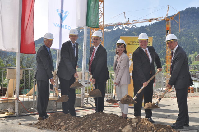 Spatenstich: Luis Patsch (VAMED), Bgm. Klaus Winkler, Gottfried Koos (VAMED), LR Beate Palfrader, LR Bernhard Tilg, Walter Trooger (VAMED).