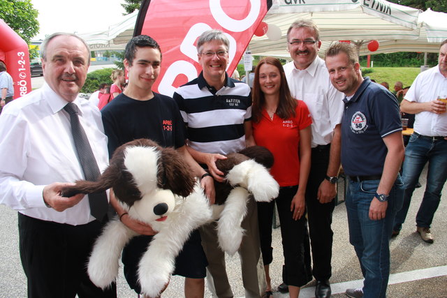 SPÖ-Vorsitzender LHStv. Peter Kaiser beim „Feierabend“ im ARBÖ Prüfzentrum Kühnsdorf gemeinsam mit Völkermarkts Bürgermeister Valentin Blaschitz, SPÖ-LAbg. Jakob Strauss, ARBÖ-Geschäftsführer Thomas Jank und ARBÖMitarbeitern.