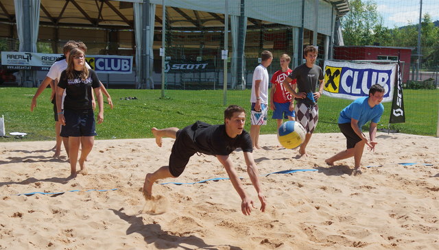 Ein Hechtsprung in den Sand - und vieles mehr gab`s bei der U-Tour in Telfs bei schönstem Wetter!