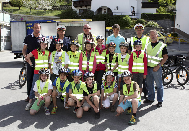 Erleichterte Gesichter. Alle haben die Prüfung bestanden. Hier die Schüler der 4b.