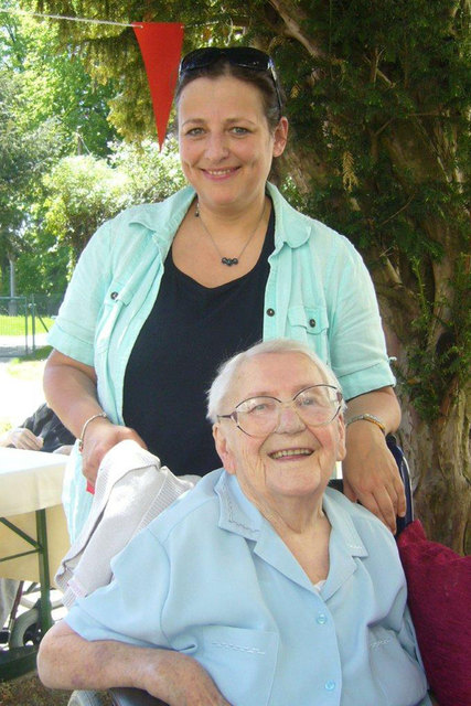 Stationsleiterin Renate Scheibenpflug mit der überglücklichen Anna Haider, der mit dem Besuch ihrer Lieben ein Herzenswunsch erfüllt wurde.