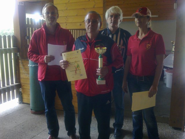 Leo Tomasini sen. bei der Übergabe des Siegerpokals