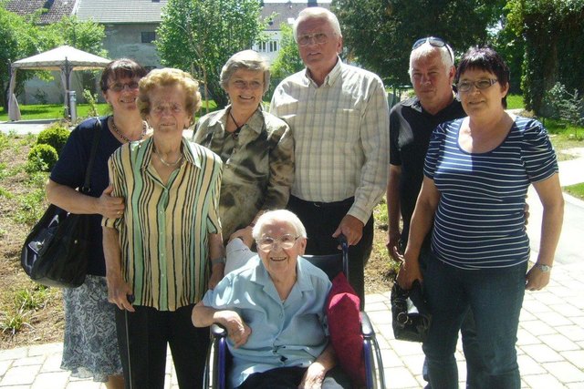 Bewohnerin Anna Haider inmitten ihrer geliebten Familie und Freunden.