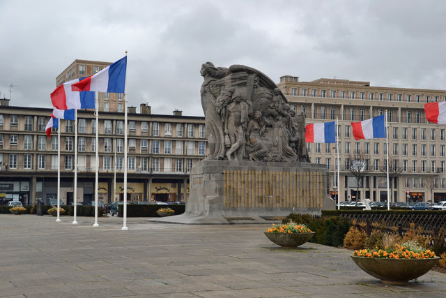 Hauptplatz mit Kriegsdenkmal