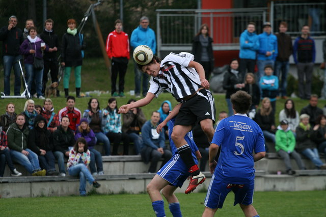 Rassige Kopfballduelle lieferten sich Tarrenz (in Schwarz-weiß) und Pitztal.