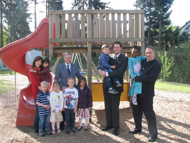 Sie freuen sich über den Ausbau des Landeskindergartens Pressbaum 2: Kindergarten-Leiterin Bettina Klaghofer mit Elene, LAbg. Willi Eigner mit Max, Viktoria, Sebastian und Mari, LAbg.  Lukas Mandl mit Simon, Bgm. Josef Schmidl-Haberleitner mit Tara. | Foto: privat