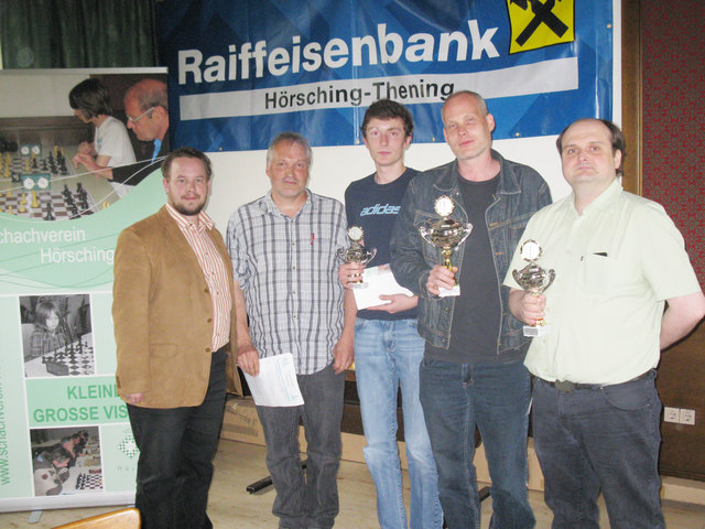 Gerald Huemer und Christian Themessl-Huber (Schachverein Hörsching, Turnierorganisatoren), Zweitplatzierter Florian Schwabeneder, Turniersieger Christian Weiss, Hermann Knoll (3.). | Foto: Huemer
