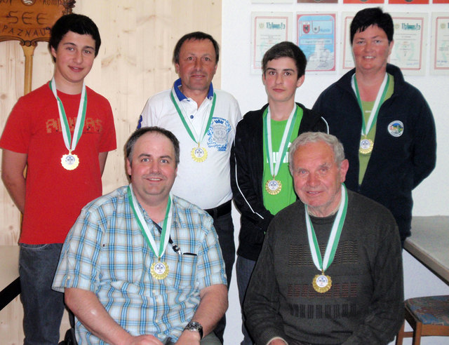 Die neuen Talmeister der verschiedenen Klassen: Christoph Pfeifer, Stefan Mallaun, Simon Ladner, Christine Ladner (stehend v. l.), Christian Ladner und Arnold Handle (ältester Teilnehmer mit 79 Jahren). | Foto: Gilde See