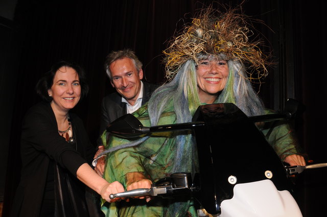 Von links. Renee-Karolin Kohl, Business Class Steyr, Wolfgang Bittner, Automotive Solutions, Steyrer Wasserfrau (Simone Rossacher) am neuen E-Motorrad „Steyrer“. Foto: Tourismusverband Steyr