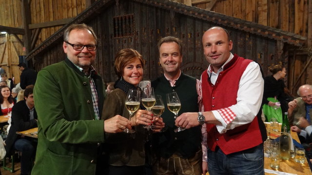 v.l.n.r.: Dr. Josef Stockinger (GD OÖ Versicherung), Ulli Kaun - Die Tischlerin, Robert Zeitlinger (Bürgermeister St. Florian), Gerald Salzner (Organisator Mostfest)