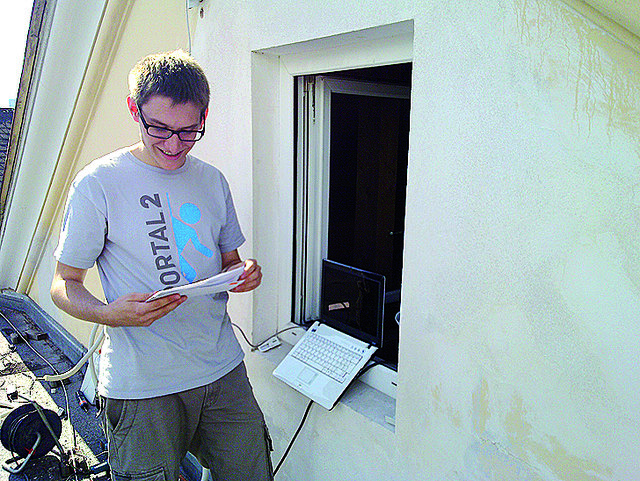 Manuel Dipolt beim Installieren eines Knotens.
