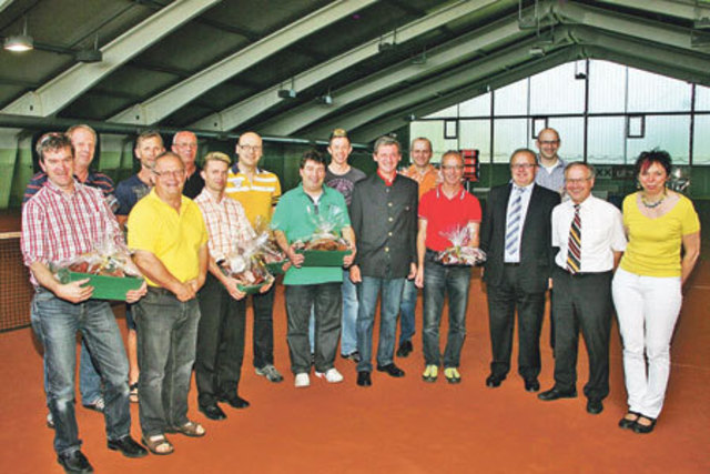 Die Wintercup-Organisatoren Resi Trammer (r.) und Werner Gumhold (5.v.r.) mit den Siegerteams und den Ehrengästen.