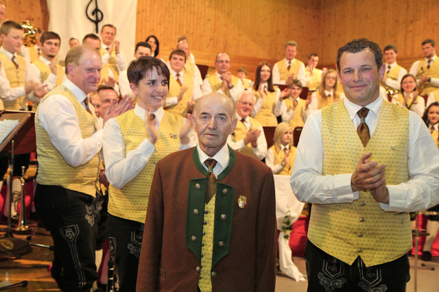 „Standing ovations“ gab es für Stefan Luger (Mitte) von seinen Musikerkollegen. Im Bild Kapellmeisterin Silvia Hackl (links) und Musikvereinsobmann Reinhold Gabriel (rechts). | Foto: privat