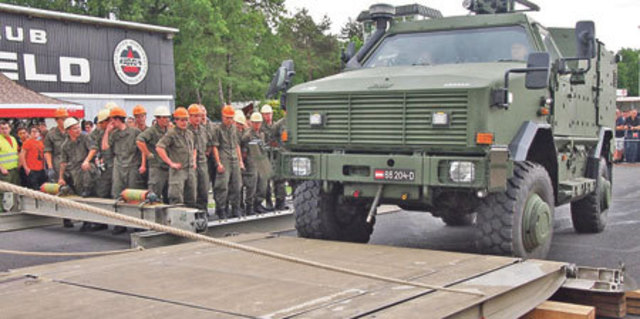 Nach dem Brückenbau wurde die Stabilität sogleich von einem tonnenschweren Militärfahrzeug auf Biegen und Brechen getestet.