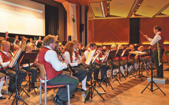 Das Blasmusikorchester begeisterte die Besucher beim Frühlingskonzert in der Stadthalle mit musikalischer Vielfalt. | Foto: KK
