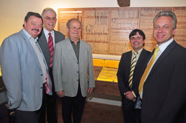 Harald Weingartner mit Reinhardt Harreither, Rudolf Fleischanderl, Gerald Amez und Franz Stefan Karlinger bei der Eröffnung der Sonderausstellung im Museum Lauriacum. | Foto: privat