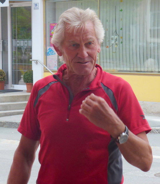 Wanderführer Ludwig Hohlrieder begrüßt alle Teilnehmer
