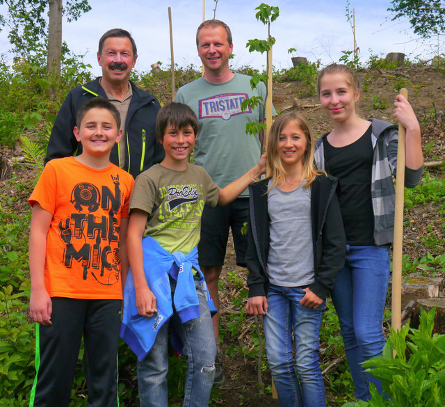 Kinder der 2A und 2B der Mittelschule Kundl, dahinter Waldaufseher Erich Krail und Umweltausschuss-Obmann Ing. Thomas Unterrainer