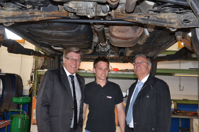 RfW-Obmann Fritz Amann (r.) und FPÖ-Wirtschaftssprecher Bernhard Themessl (l.) bei "Didi's Auto" in Radstadt. | Foto: Mario Apriessnig