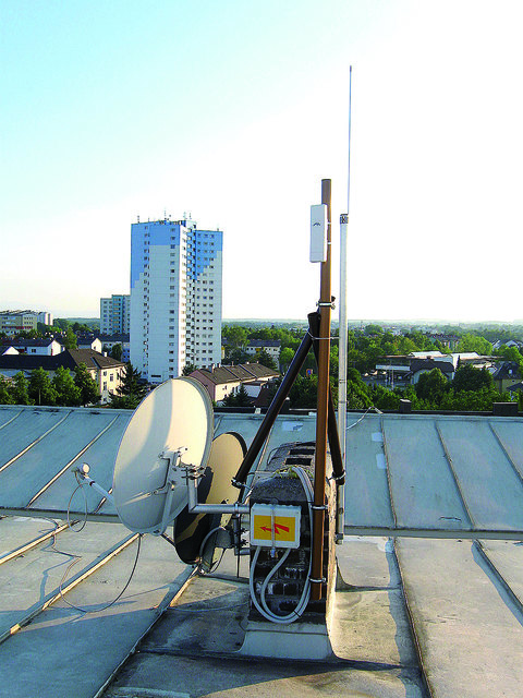 Der Knoten in der Zeileisstraße: Das weiße Kästchen oben ist eine „Nanostation 2“ (Richtfunkantenne und Router in einem) - es verbindet sich zum Alten Schl8hof.