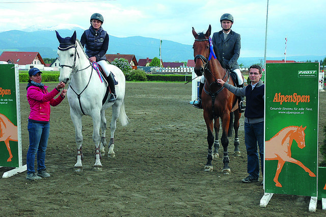 Sachendorf-Trophy. Spitzenplätze der Lokalmatadore. V. l. n. r.: Petra Mylius, Barbara Hanl (5. Platz), Alexander Dietrich (3. Platz), Alexander Mylius.