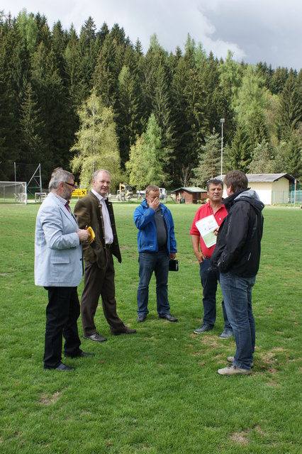 Gipfeltreffen in Altenmarkt – Verantwortliche von Verein und Gemeinde haben sich auf eine Platzsanierung geeinigt.