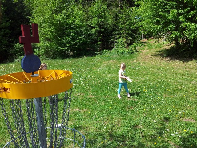 auch die kleine Anna hat schon ihre Freude an der neuen, modernen Sportart "Discgolf" in St. Thomas am Blasenstein