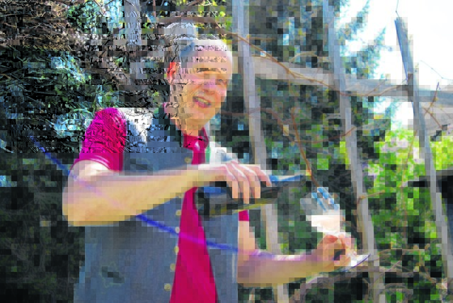 Otto Knaus erklärt, was Biowein ist und gibt eine Zukunftsprognose für den biologischen Weinanbau. Foto: Kure