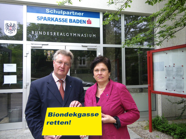 BR Bgm Christoph Kainz und LAbg Erika Adensamer vor dem Gymnasium Biondekgasse in Baden