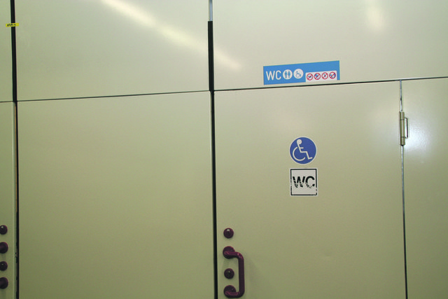 Nur über Stufen oder eine Rolltreppe lässt sich das barrierefreie WC am Reumannplatz erreichen.
