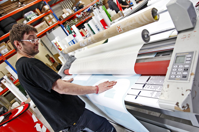 Die Klebeschriften sind in Arbeit. | Foto: Rene Wallentin