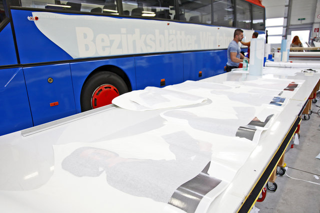 Noch liegen die Ausdrucke der Werbebotschafter vor dem Bus. | Foto: Rene Wallentin