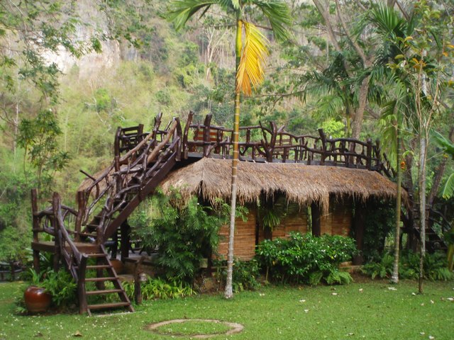 Nach einer fahrt am Riverkwai Übernachtung im Dschungel und sonn