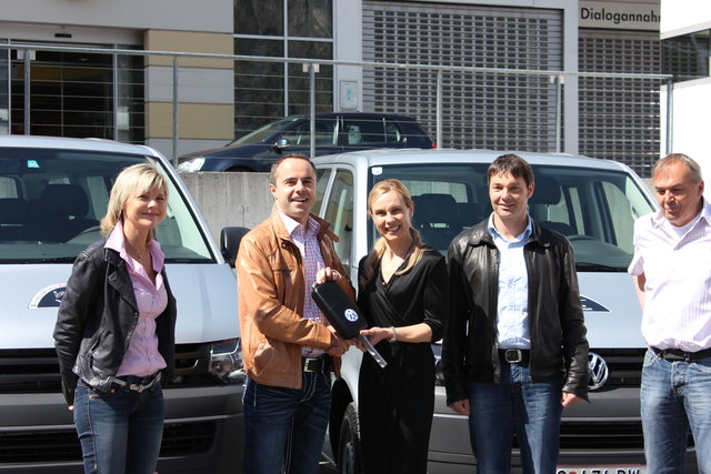 Schlüsselübergabe: christine Kuhlmeyer-Kühl übergibt an Markus Walser den Symbolschlüssel für 4 neue Autos.Renate Falch (li.) Stefan Falch u. Paul Konrad (re)