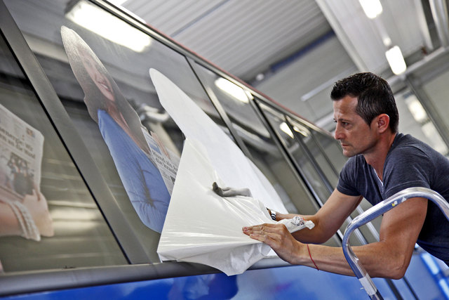 Und da wird auch schon der nächste Werbebotschafter aufgeklebt. | Foto: Rene Wallentin