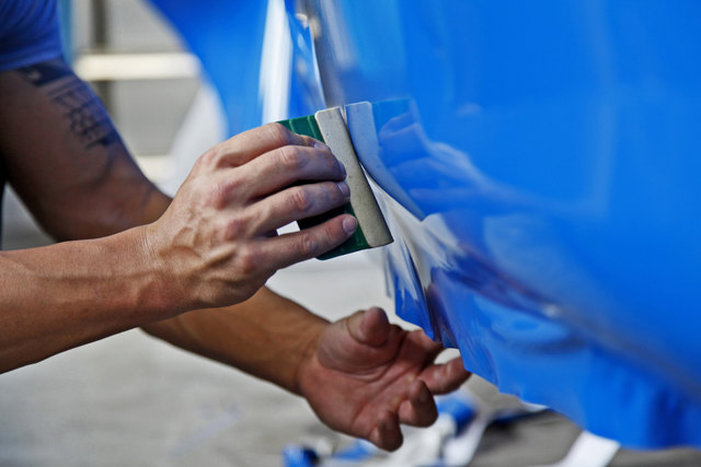 Die Folie wird vorsichtig aufgetragen. | Foto: Rene Wallentin