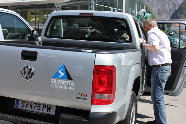Gerhard Prünster zeigt Paul Konrad den VW Amarock