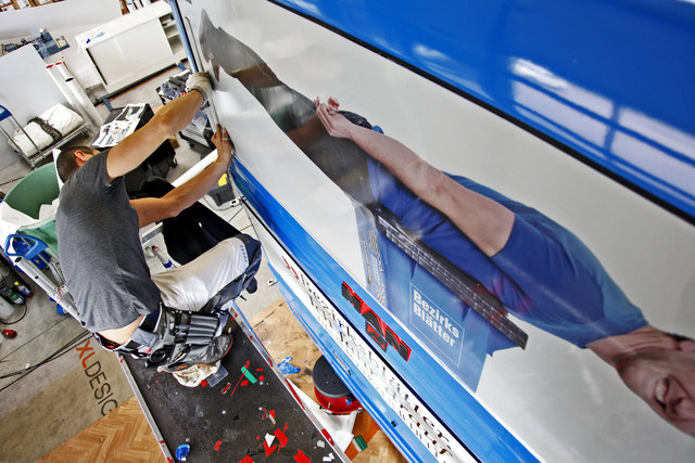 Die Heckscheibe wird beklebt. | Foto: Rene Wallentin