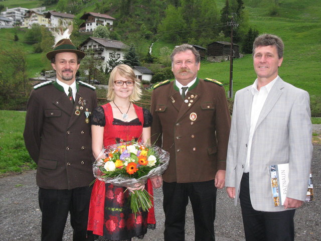 Manuela Sailer mit Werner Sailer (li.), Landesschützenmeister Julius Vorhofer und Bgm. Helmut Ladner