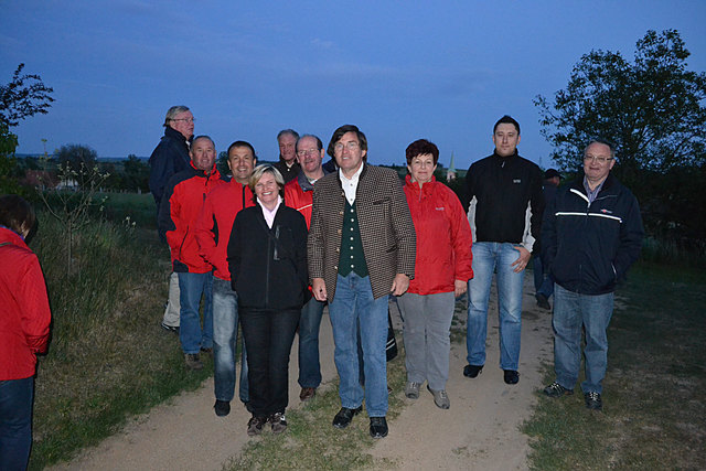 Kellergassenführer Günther Bauer mit der Wandergruppe