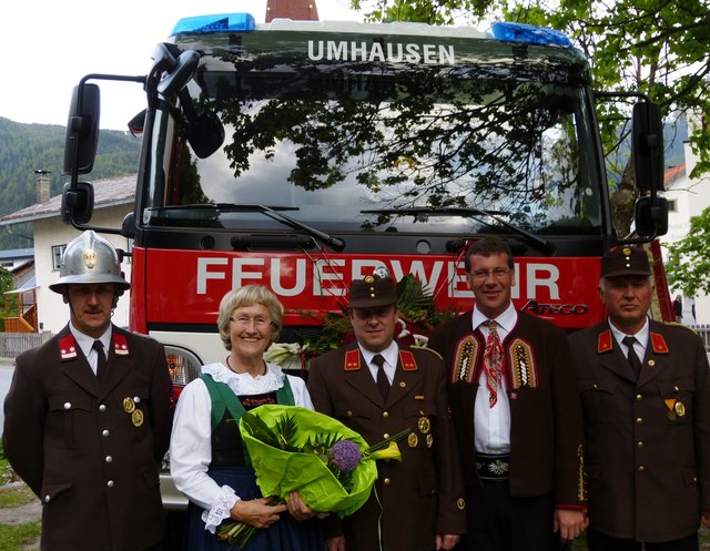 Fahrzeugpatin Hanni Auer, freut sich zusammen mit Kdt. Edmund Schöpf und Gemeindechef Jakob Wolf über die Segnung des neuen Einsatzfahrzeuges