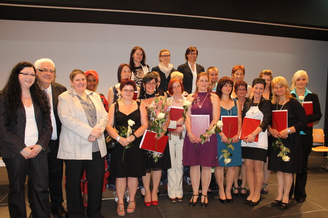 vl. Klasselehrerin Katharina Neurauter, Dr. Hans Robert Schönherr, Direktorin Petra Hohenauer, oben v.l Michaela Stoffaneller vom AMS Landeck, Mag Ulla Holzer und Mag Margit Führer