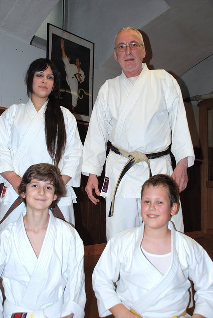 Karate macht Spaß: Elvan Görgülü mit Karatemeister Michael Canoy (hinten) -
Alessandro Lucchi und David Höfer (vorne).