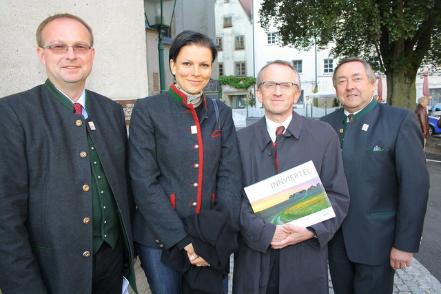 Johannes Waidbacher, Bürgermeister von Braunau, mit Gattin Silke, Bezirkshauptmann Georg Wojak und Landtagsabgeordneter Bürgermeister Franz Weinberger.