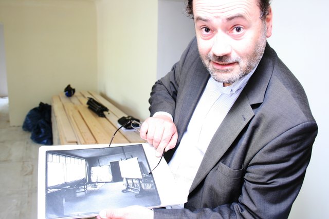 Oliver Schreiber vom Bundesdenkmalamt am Schauplatz, mit Aufnahme vom Zustand anno Klimt.