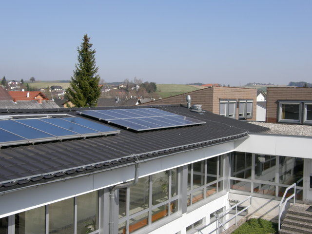 Photovoltaikanlage auf dem Dach der HS Riedau