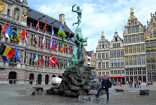 Stadhuis, Cafe Engel und der Brabobrunnen