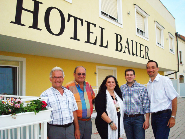 Politik und Wirtschaft gratulierte den Bauers zur Wiedereröffnung.