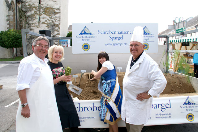 Spargelkönigin Daniela Kügler aus Schrobenhausen mit Josef Plöckl, Ingrid Reininger und Rudi Kling am Wochenmarkt.